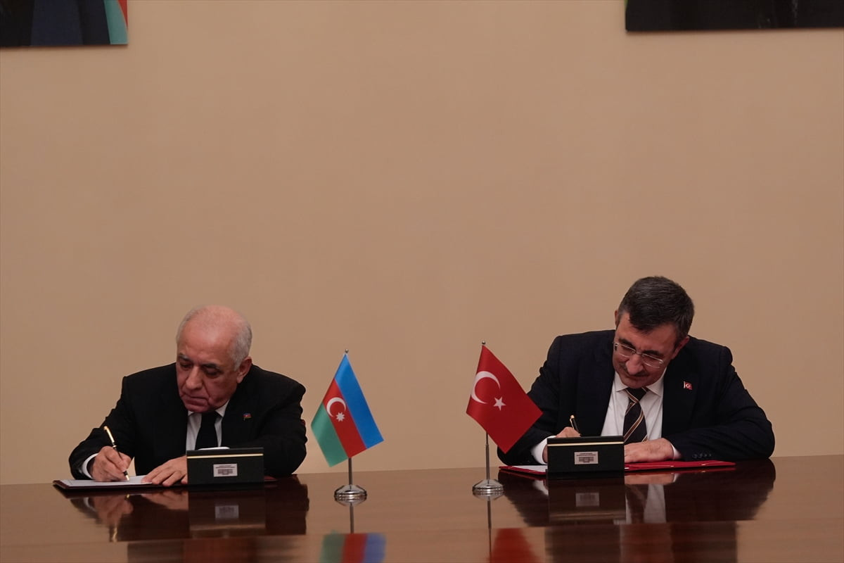 Cumhurbaşkanı Yardımcısı Cevdet Yılmaz (sağda) ve Azerbaycan Başbakanı Ali Asadov (solda)...