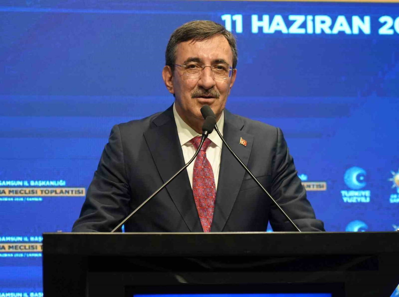 CUMHURBAŞKANI YARDIMCISI CEVDET YILMAZ, SAMSUN'DA KATILDIĞI TOPLATNIDA BUGÜNKÜ EN BÜYÜK...