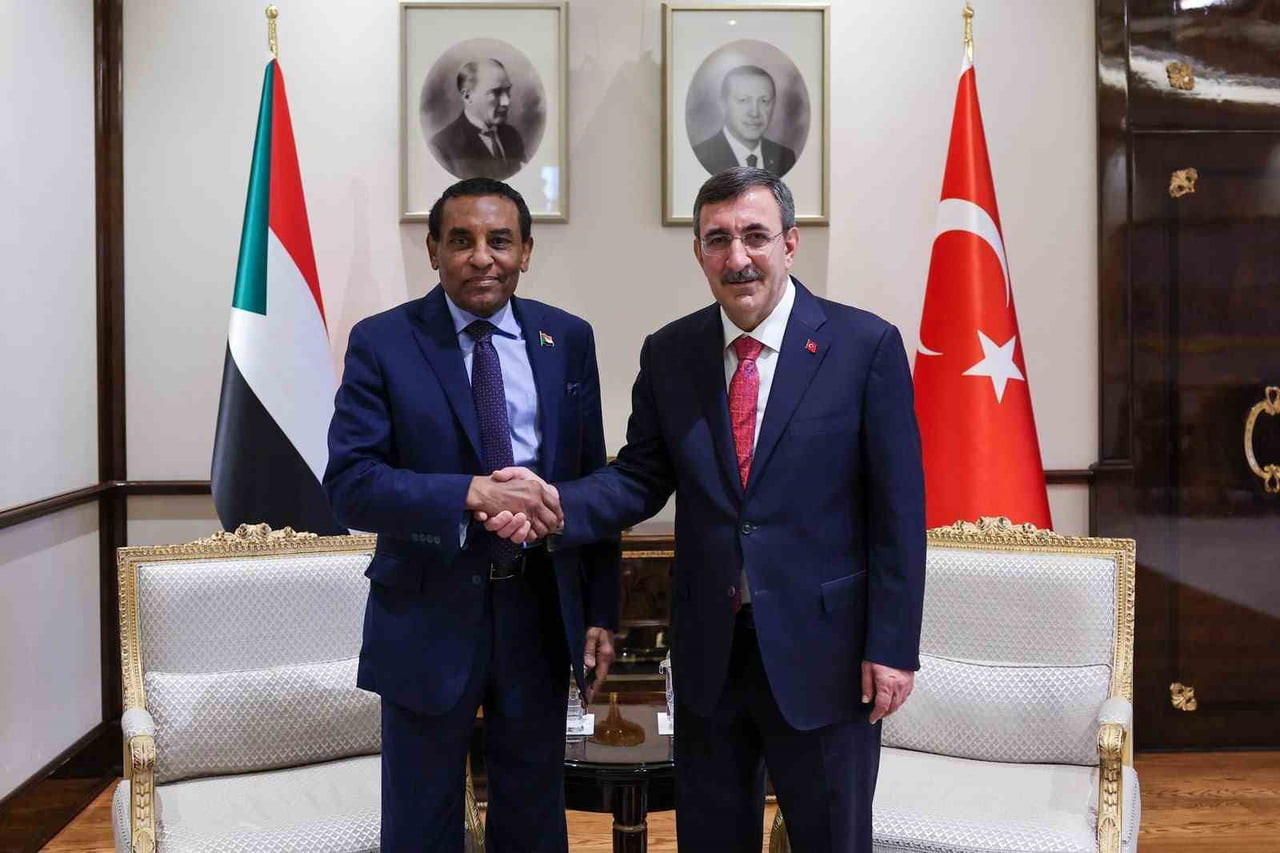 CUMHURBAŞKANI YARDIMCISI CEVDET YILMAZ, SUDAN BAŞBAKANI KAMİL İDRİS İLE CUMHURBAŞKANLIĞI...