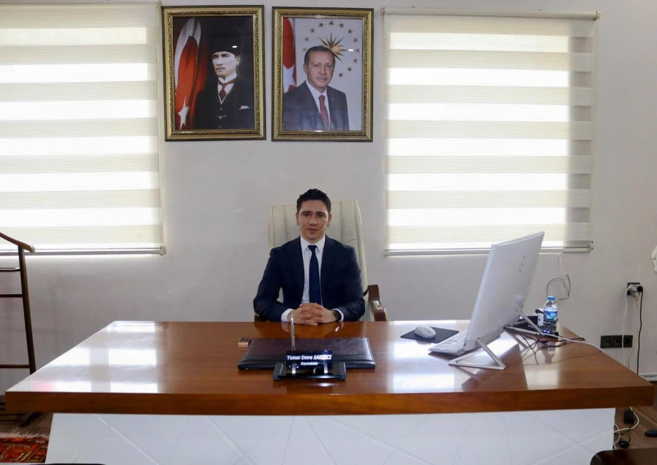 CUMHURBAŞKANLIĞI ATAMA KARARNAMESİ İLE ÇILDIR KAYMAKAMLIĞI GÖREVİNE ATANAN YUNUS EMRE SAKIZCI...