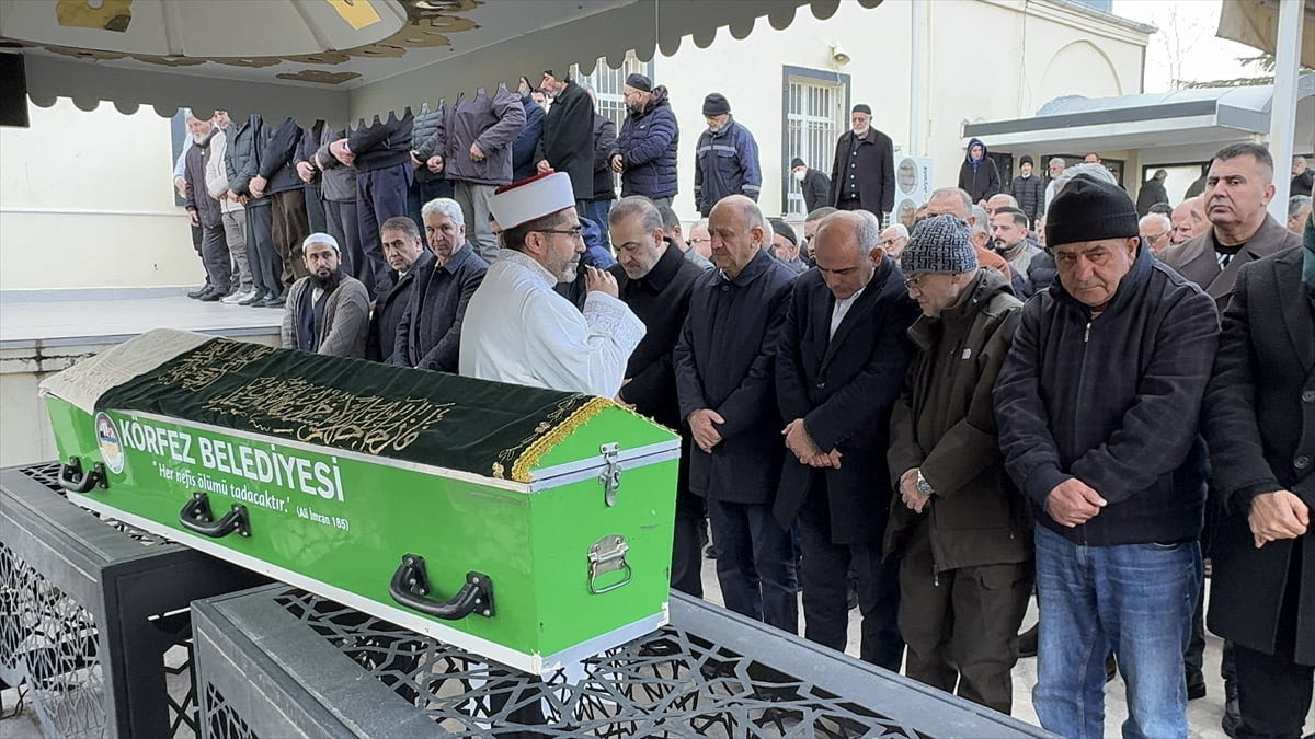 Cumhurbaşkanlığı Güvenlik ve Dış Politikalar Kurulu Üyesi Fikri Işık'ın (sağ 4) namaz sırasında...