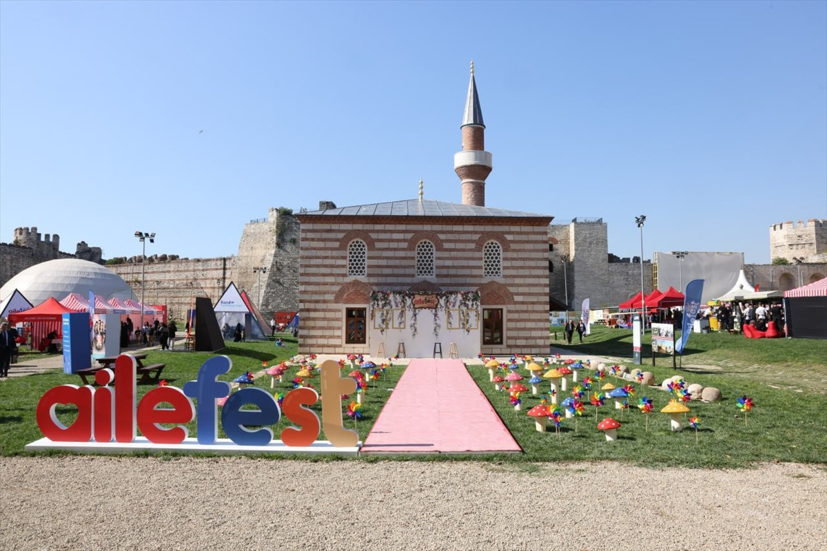 Cumhurbaşkanlığı himayelerinde 2025'in "Aile Yılı" ilan edilmesiyle, aile değerlerine dikkati...
