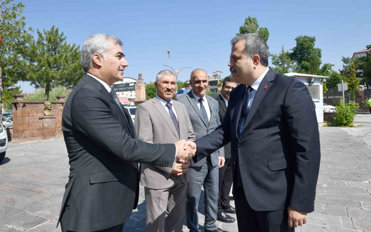 CUMHURBAŞKANLIĞI KARARNAMESİ İLE BİTLİS’İN AHLAT KAYMAKAMLIĞI’NA ATANAN ÖZGÜR KAYA GÖREVİNE...