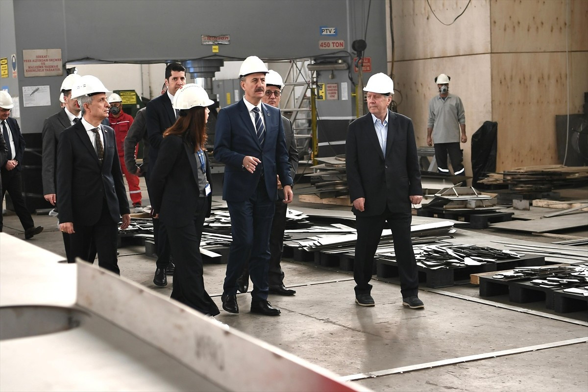 Cumhurbaşkanlığı Savunma Sanayii (SSB) Başkanı Haluk Görgün (sağ 2), Tuzla tersaneler bölgesindeki...