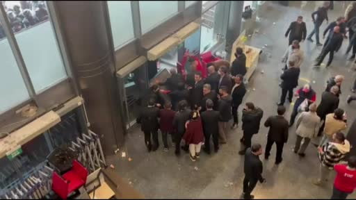 Cumhuriyet Halk Partisi binasında bulunan CHP'lilere müdahale başladı