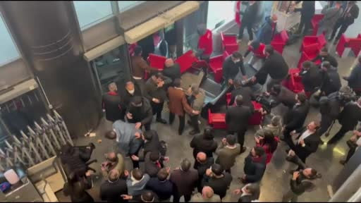 Cumhuriyet Halk Partisi binasında bulunan CHP'lilere müdahale başladı: Polise yangın tüpüyle böyle...