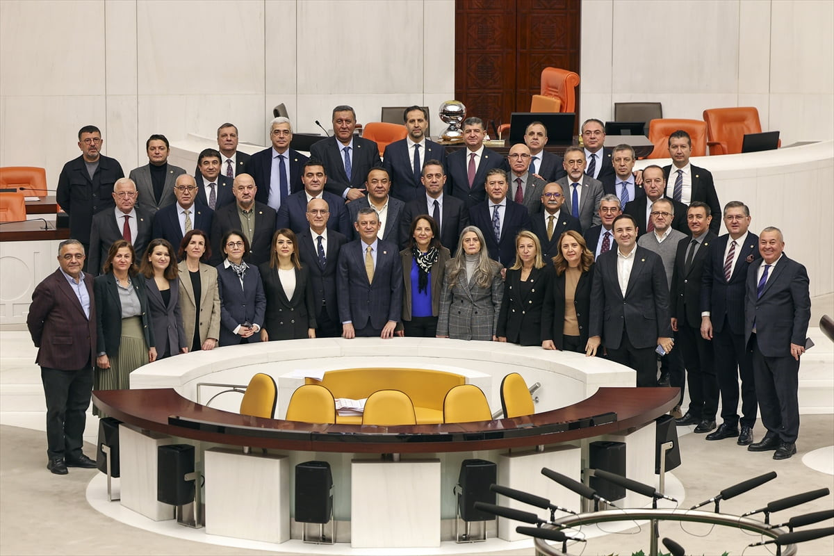 Cumhuriyet Halk Partisi (CHP) Genel Başkanı Özgür Özel, en düşük emekli aylığının asgari ücret...