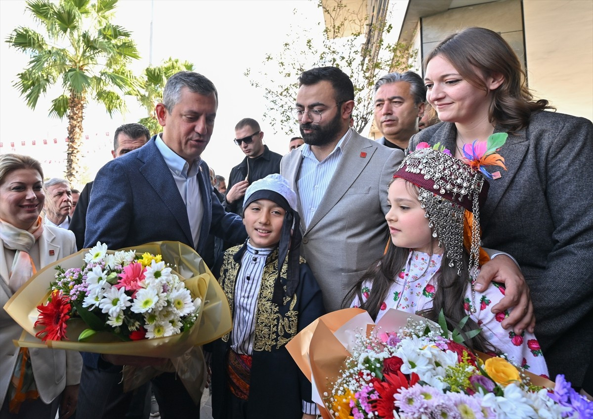 Cumhuriyet Halk Partisi (CHP) Genel Başkanı Özgür Özel (solda), Kilis Belediyesi'ni ziyaret etti....
