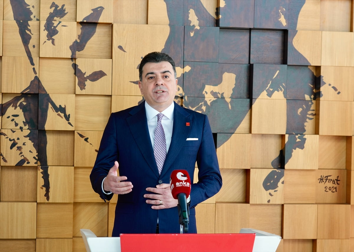 Cumhuriyet Halk Partisi Parti Sözcüsü Zeynel Emre, Genel Başkanlık İstanbul Çalışma Ofisi'nde...