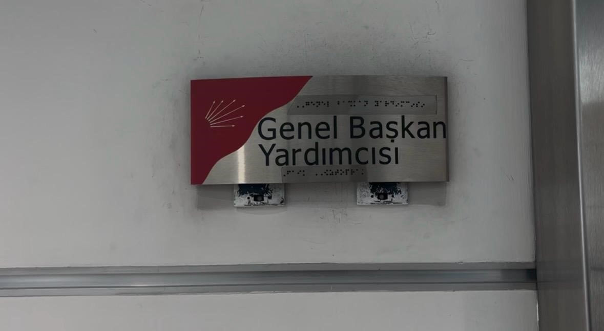 CUMHURİYET HALK PARTİSİ'NDE DÜN YAŞANAN TAHLİYE SONRASINDA BİNADA OLUŞAN ARBEDENİN İZLERİ...