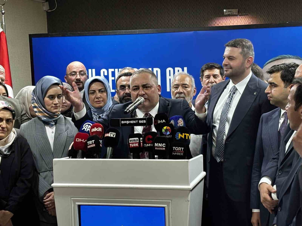 CUMHURİYET HALK PARTİSİ’NDEN (CHP) İSTİFA EDİP AK PARTİ’YE GEÇEN KEÇİÖREN BELEDİYE BAŞKANI MESUT...