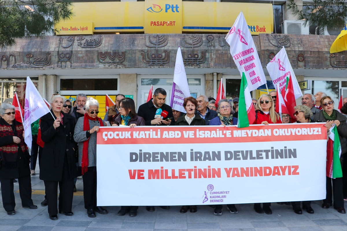 Cumhuriyet Kadınları Derneği İzmir Şubesi üyeleri, ABD ve İsrail'in saldırılarına karşı, İran'ın...