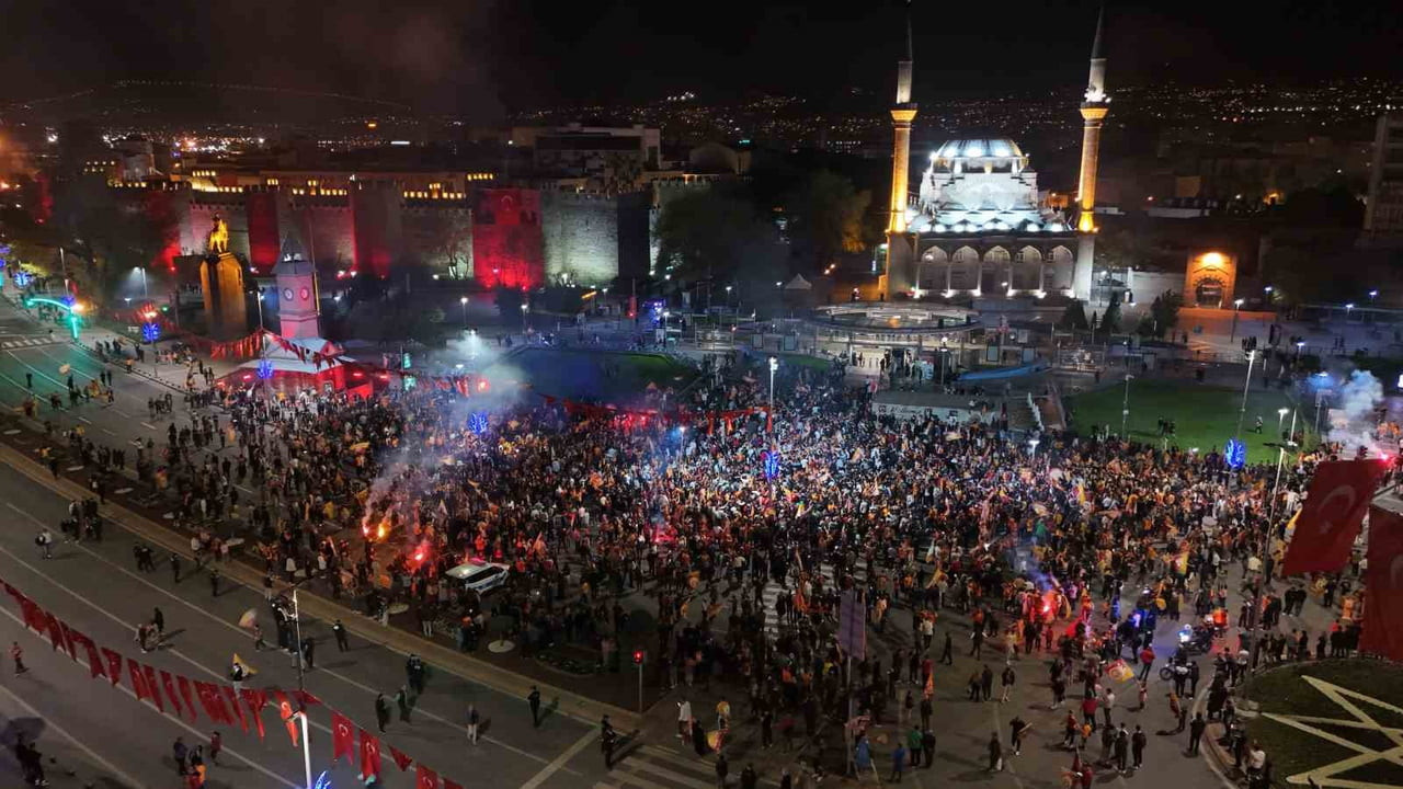 CUMHURİYET MEYDANI'NDA TOPLANAN TARAFTARLAR KUTLAMA YAPTI