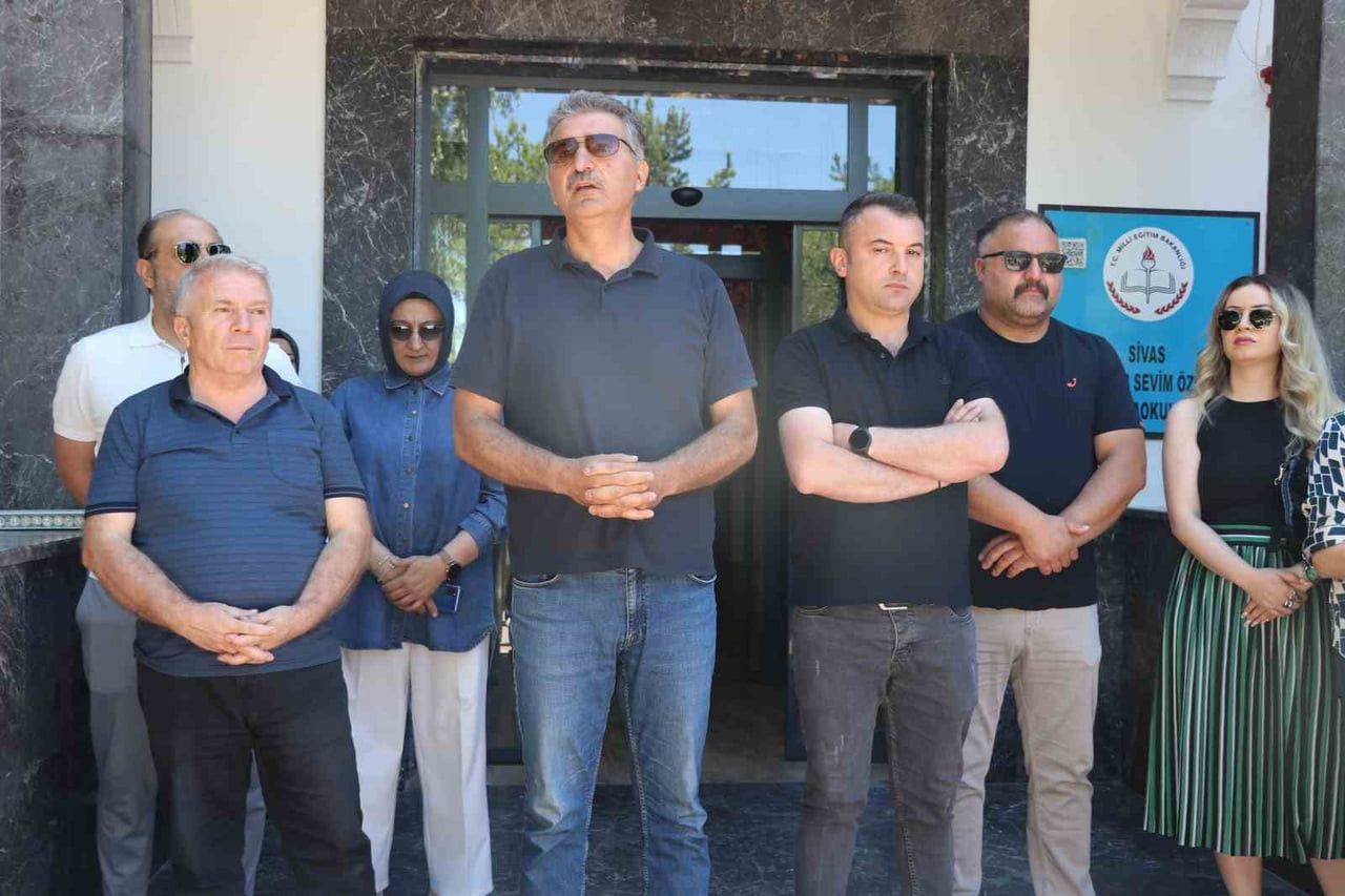 CUMHURİYET ÜNİVERSİTESİ VAKIF OKULLARI LİSE MÜDÜRÜ YAKUP GÜRLEVİK AÇIKLAMA YAPTI.