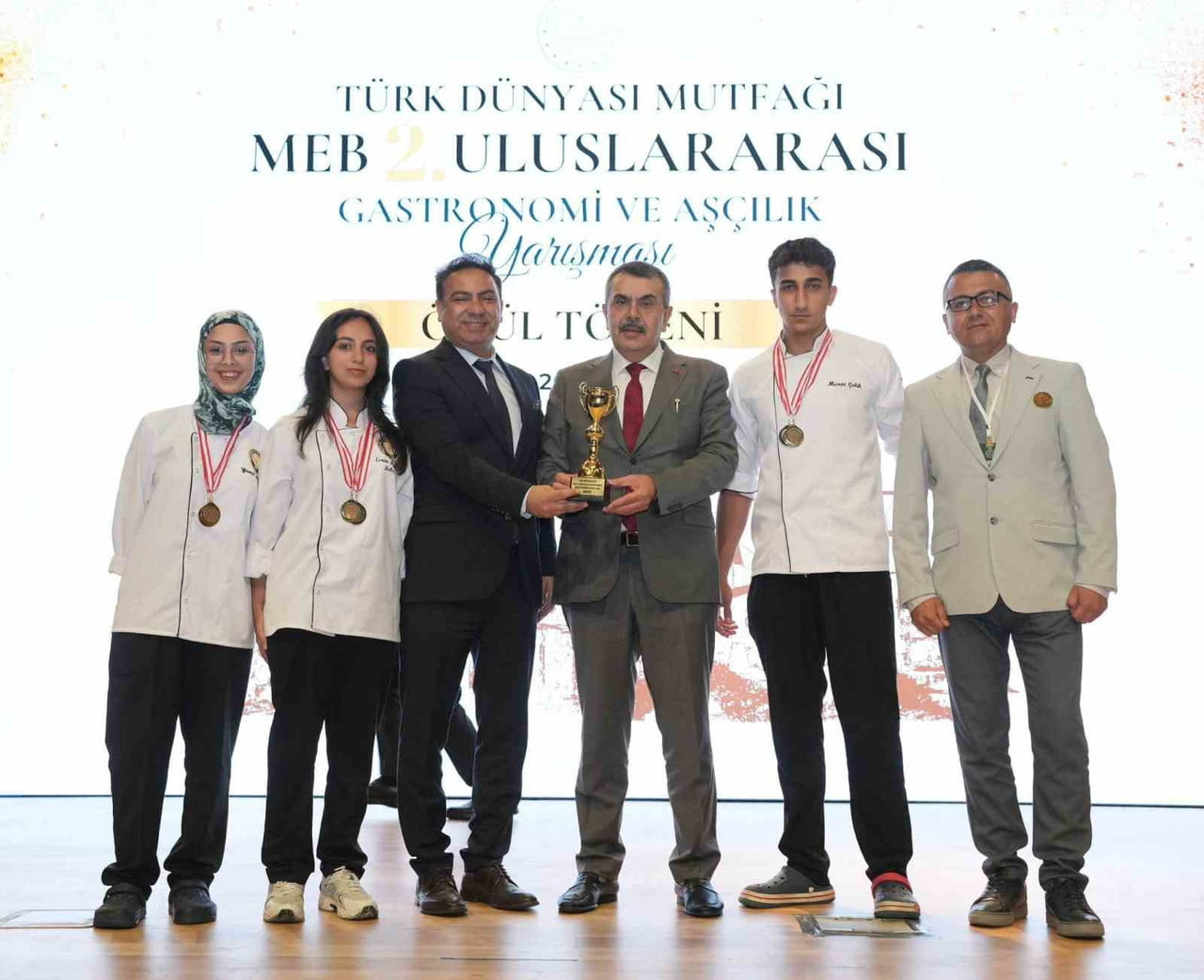 CUNDA TURİZM MTAL ÖĞRENCİLERİ MİLLİ EĞİTİM BAKANI YUSUF TEKİN'İN ELİNDEN KUPALARINI...