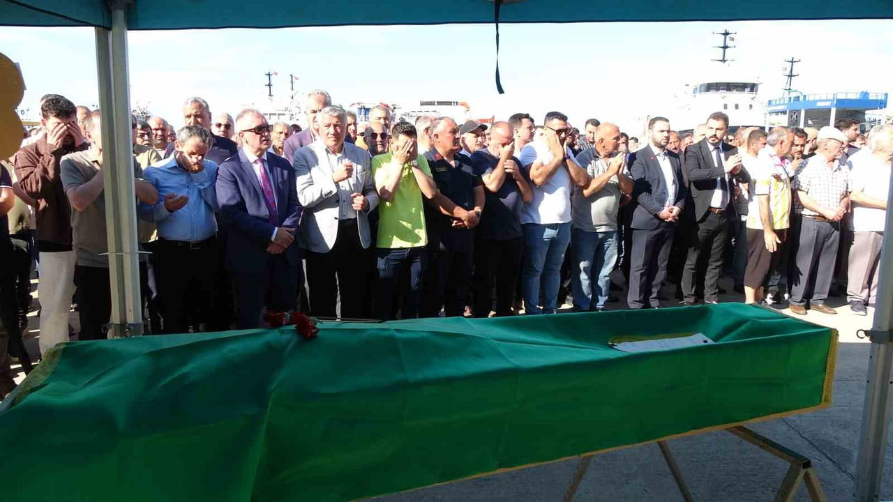 CÜNEYT VARLIK İÇİN YOROZ FENER MAHALLESİ YALI CAMİİ'NDE İKİNDİ NAMAZINI MÜTEAKİP CENAZE NAMAZI...