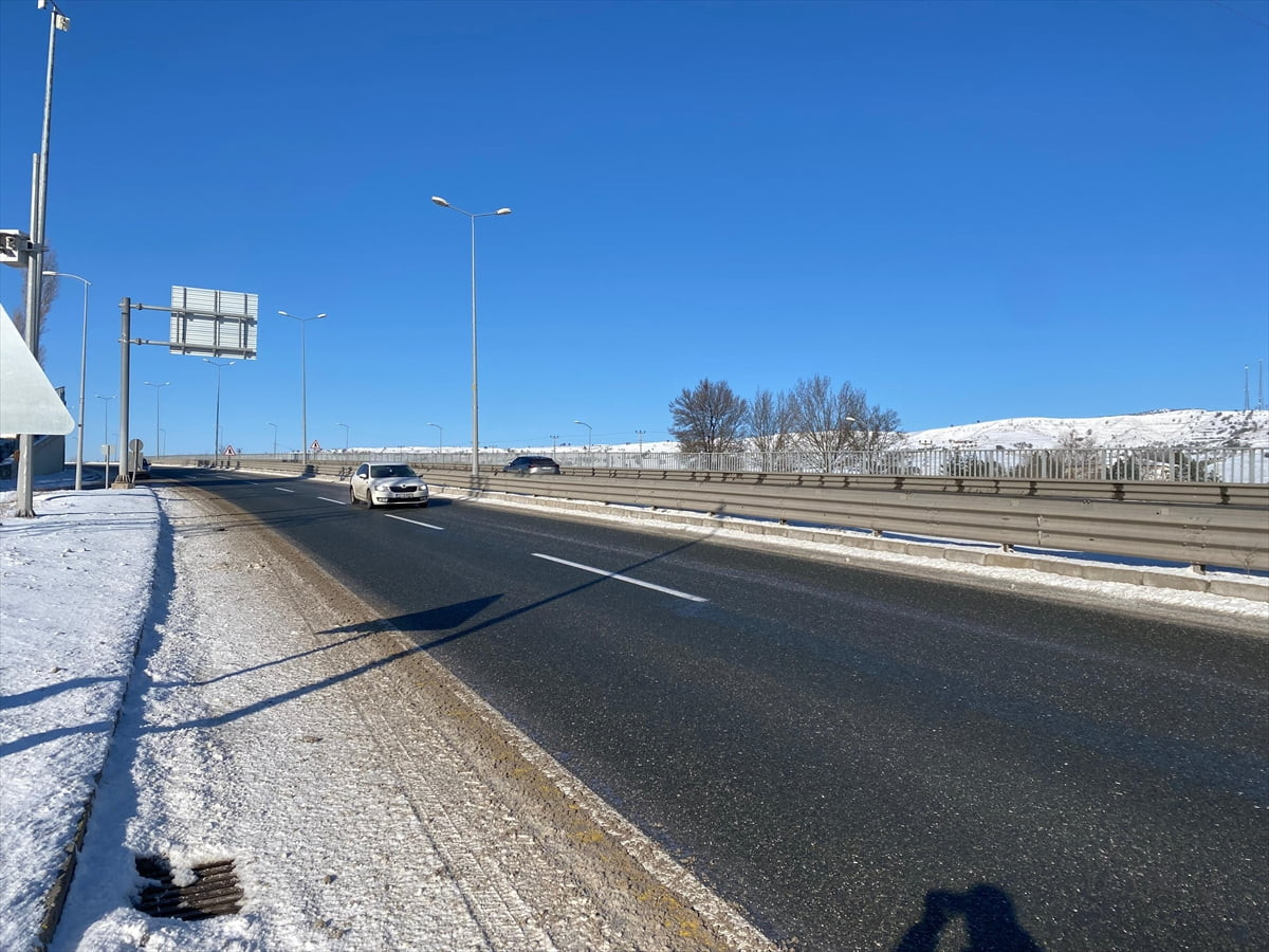 D-100 kara yolu Gerede-Karabük kesiminde etkili olan kar yağışı dolayısıyla Çankırı'dan trafiğe...
