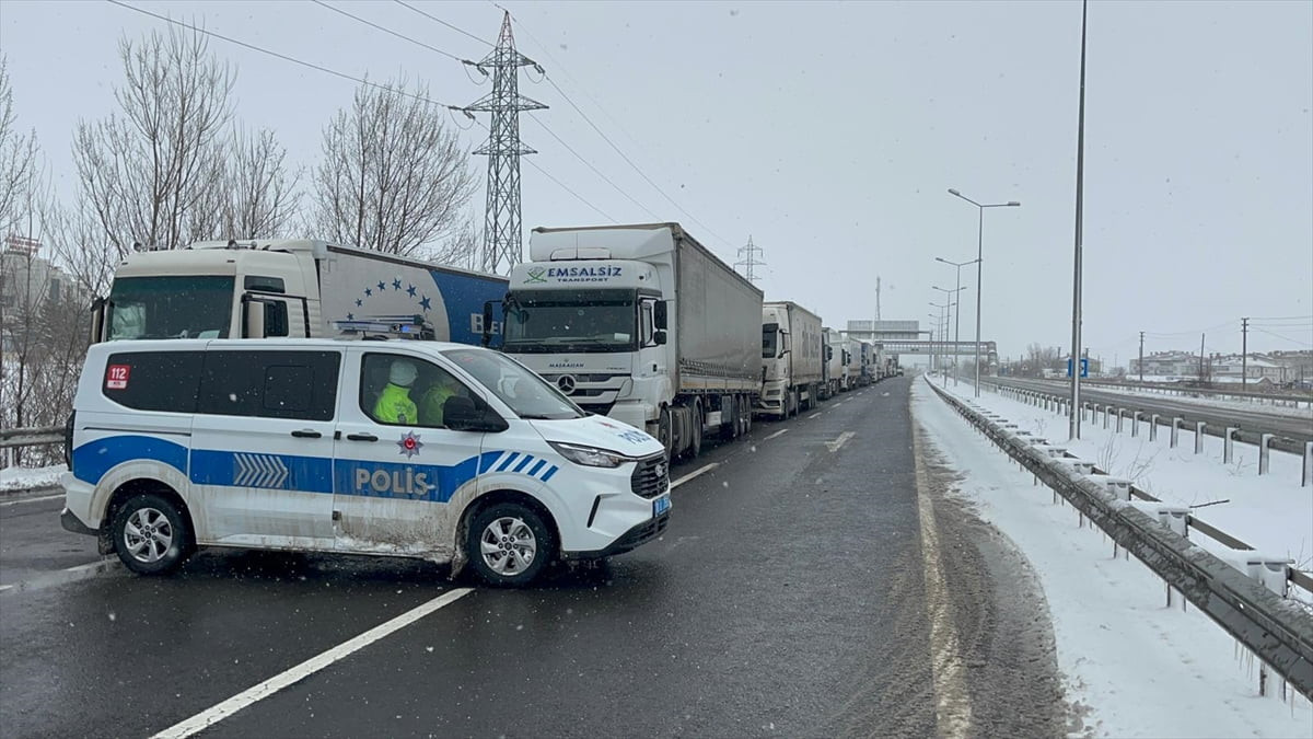 D-100 kara yolu Karabük-Bolu mevkisinde etkili olan kar yağışı dolayısıyla araç geçişleri...
