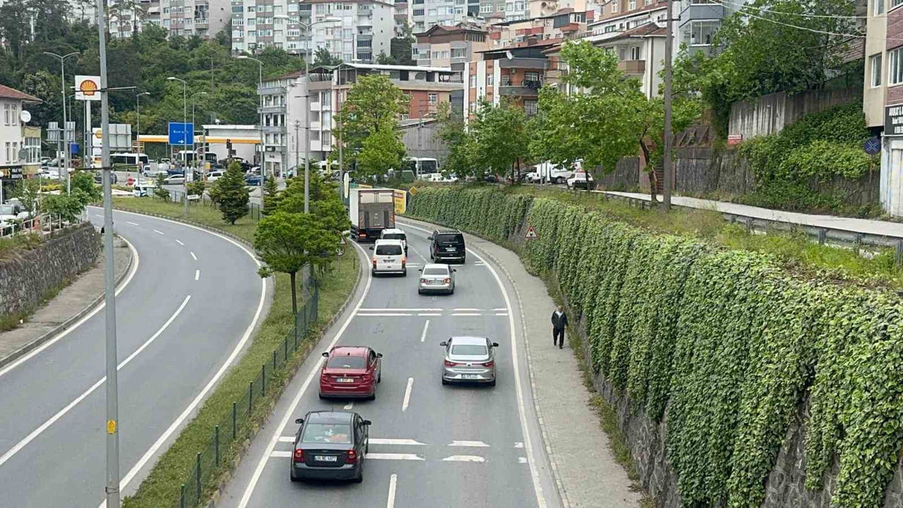 D-100 KARA YOLUNUN ALAPLI GEÇİŞİNDE ARAÇ YOĞUNLUĞU YAŞANIYOR