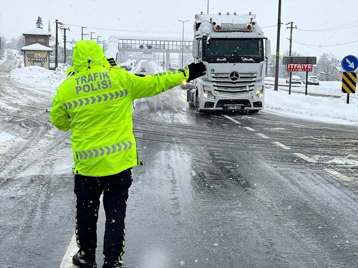 D-100 kara yolunun Bolu Dağı geçişi Ankara istikameti, yoğun kar yağışı nedeniyle ağır tonajlı...
