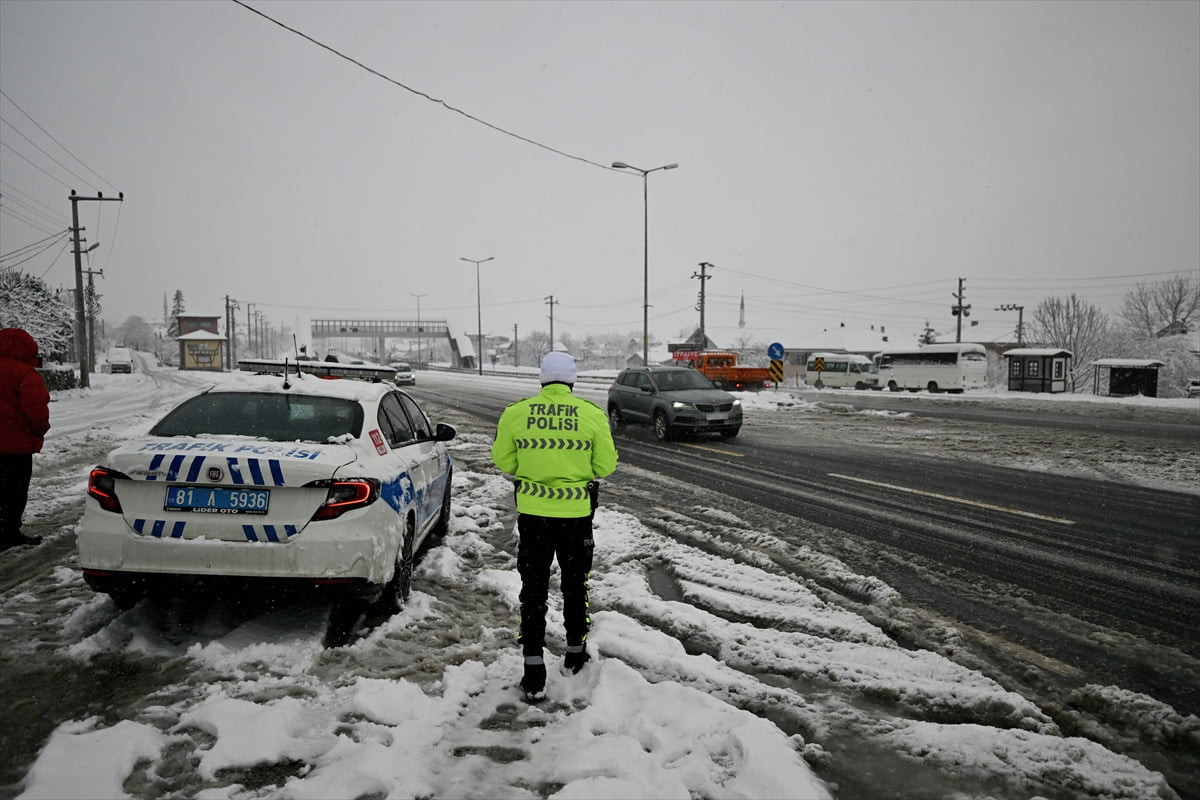 D-100 kara yolunun Bolu Dağı geçişi Ankara istikametinde, kar yağışı nedeniyle ağır tonajlı...