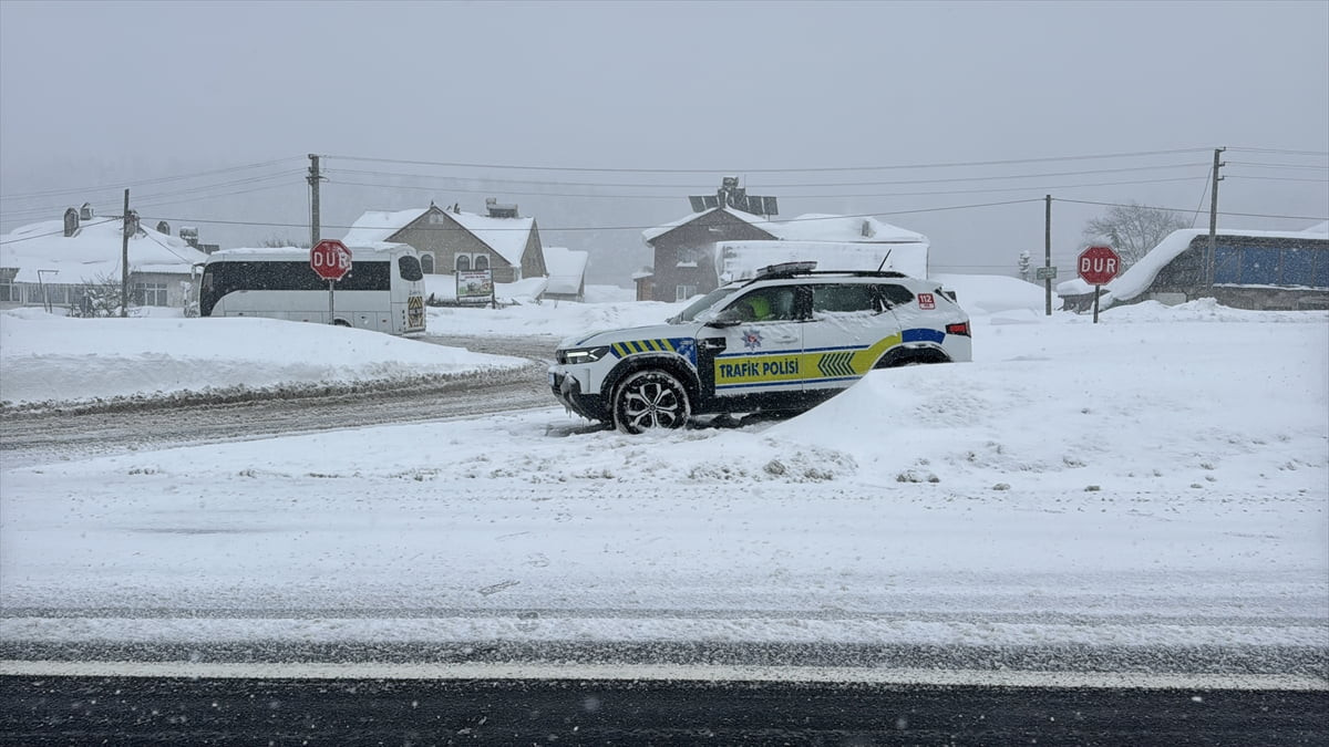 D-100 kara yolunun Bolu Dağı geçişi Ankara ve İstanbul istikametleri, yoğun kar yağışı nedeniyle...