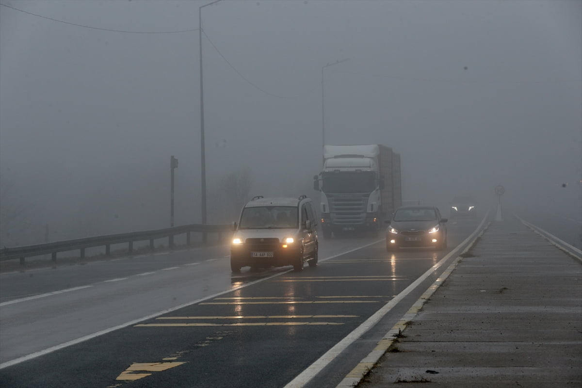 D-100 kara yolunun Bolu Dağı geçişinde etkili olan sis nedeniyle araçlar yolda dikkatli...