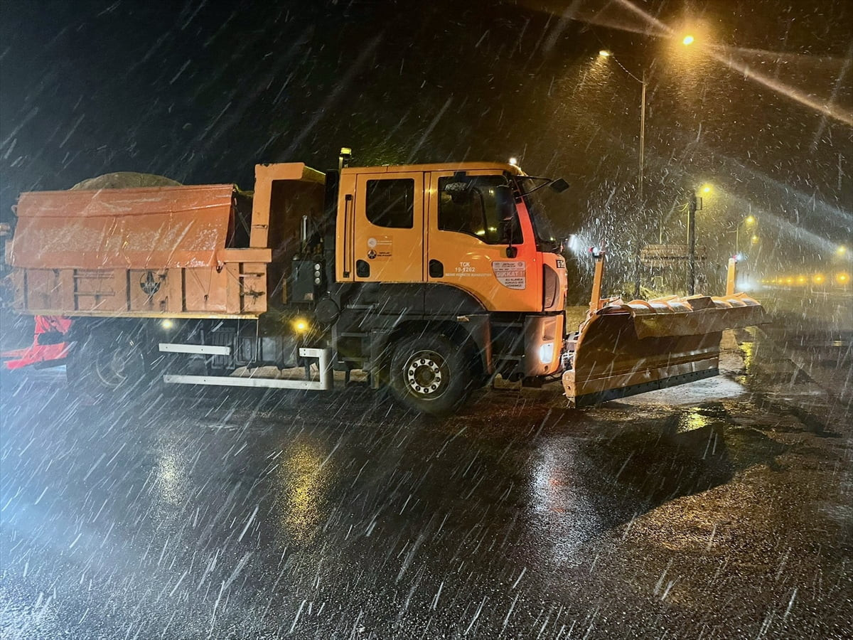  D-100 kara yolunun Bolu Dağı geçişinde kar yağışı başladı.