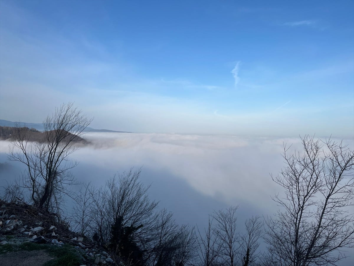  D-100 kara yolunun Bolu Dağı geçişinde sis etkisini gösterdi.