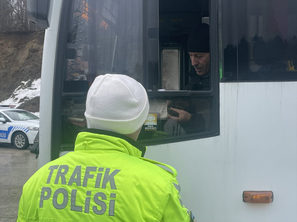 D-100 kara yolunun Bolu Dağı geçişinde ticari araçlara yönelik denetiminde zincir bulundurmayan...