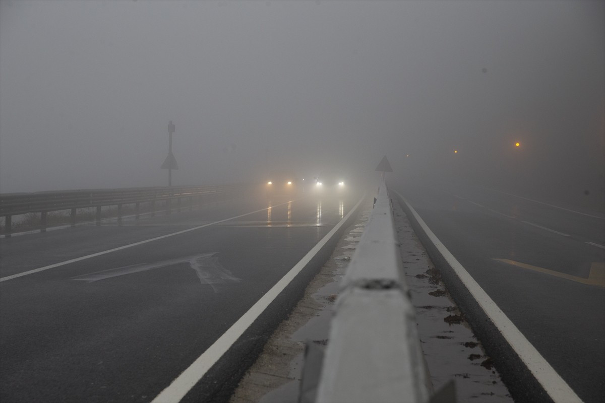 D-100 kara yolunun Bolu Dağı kesiminde etkili olan sağanak ve sis görüş mesafesini azalttı.