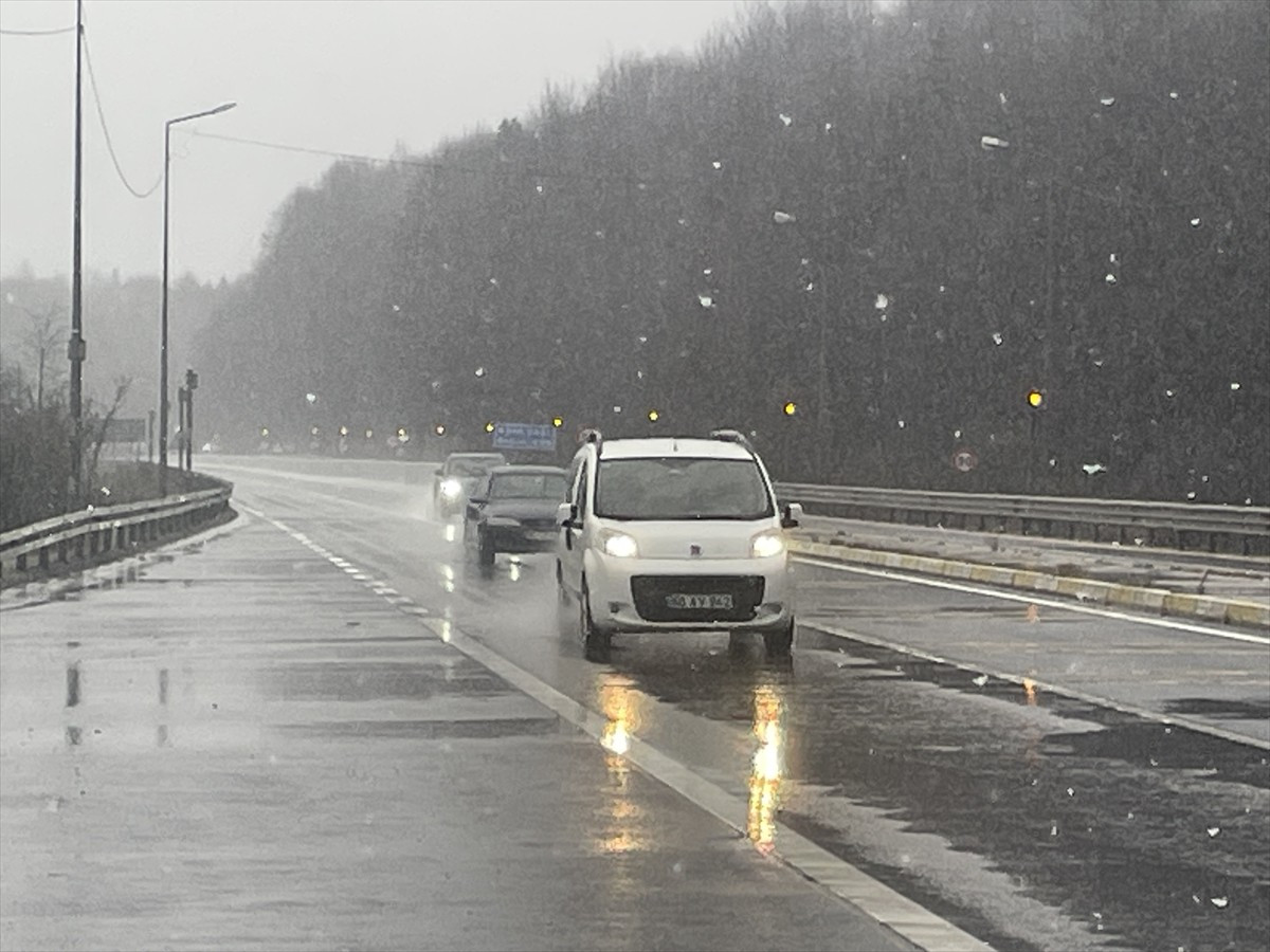 D-100 kara yolunun Bolu Dağı kesiminde kar yağışı başladı.