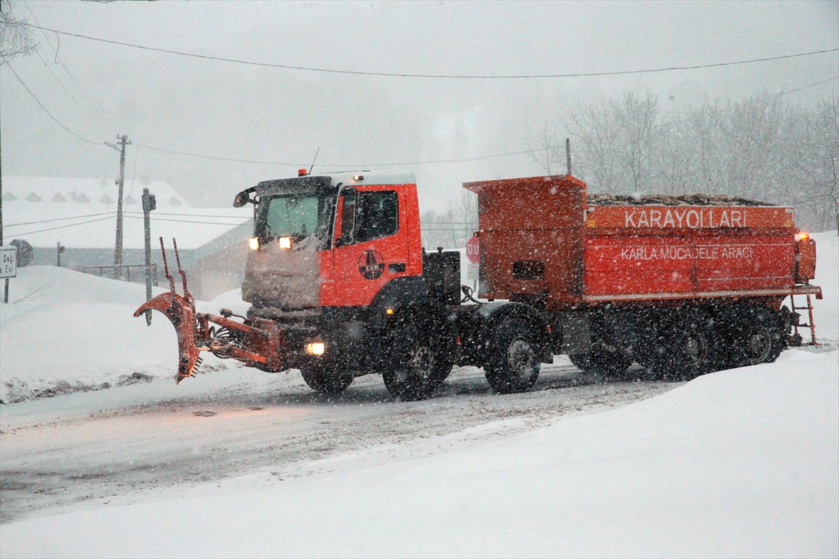 D-100 kara yolunun Bolu Dağı kesiminde kar yağışı etkili oldu. Güzergahta kara yolları ekipleri...