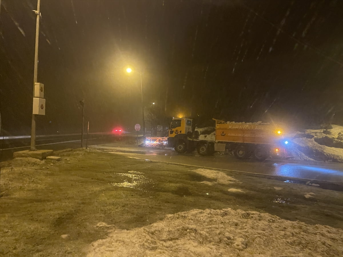 D-100 kara yolunun Bolu Dağı kesiminde kar yağışı etkili oluyor.