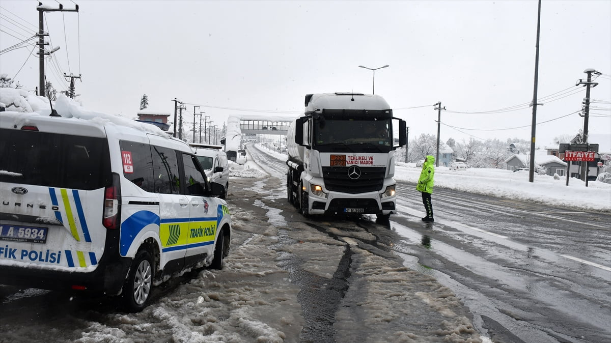 D-100 kara yolunun Bolu Dağı kesiminde, kar yağışı etkisini artırarak devam ediyor. Kara yolunun...