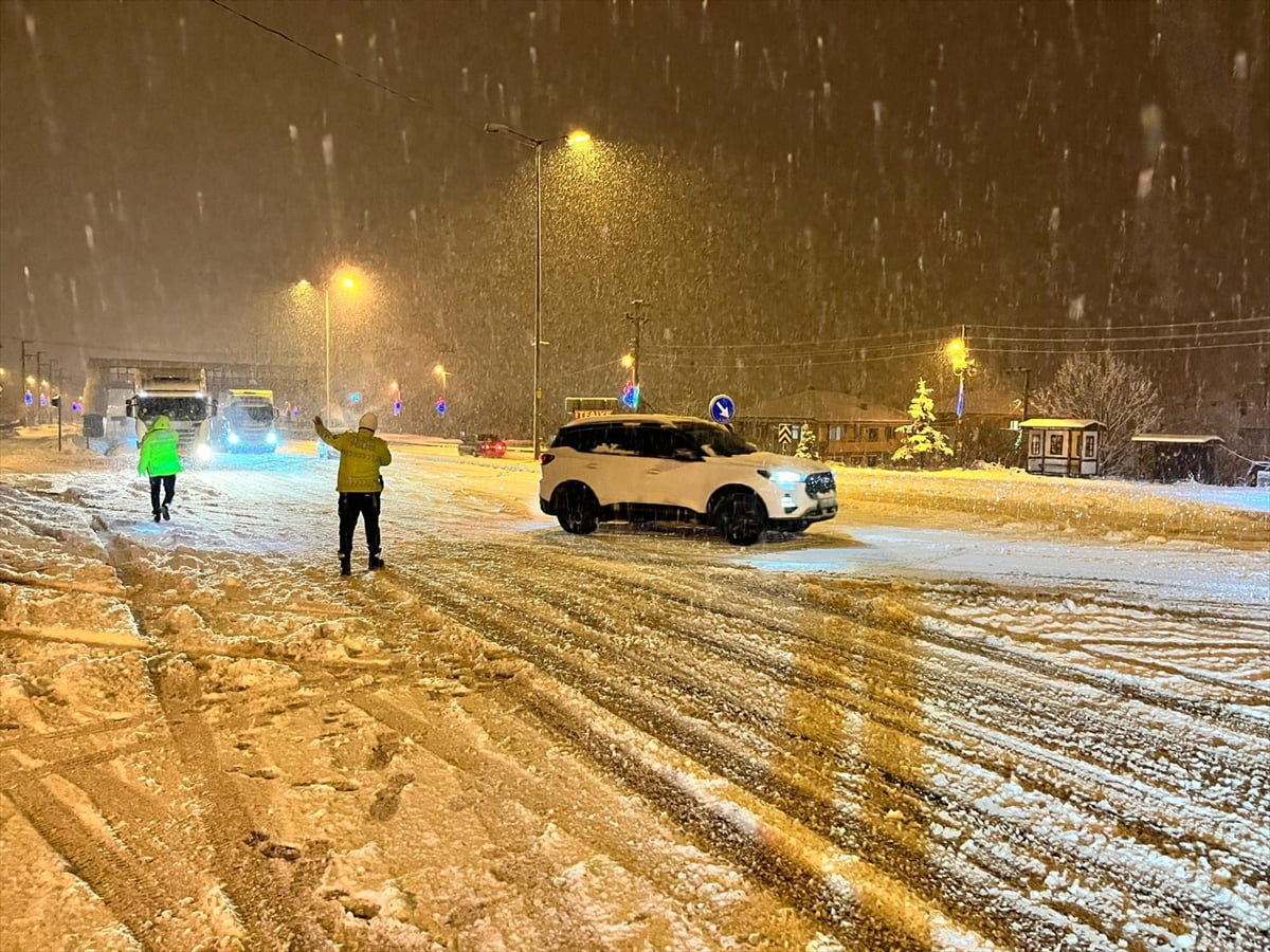 D-100 kara yolunun Bolu Dağı kesiminde, kar yağışı ve buzlanma nedeniyle ağır tonajlı araçların...