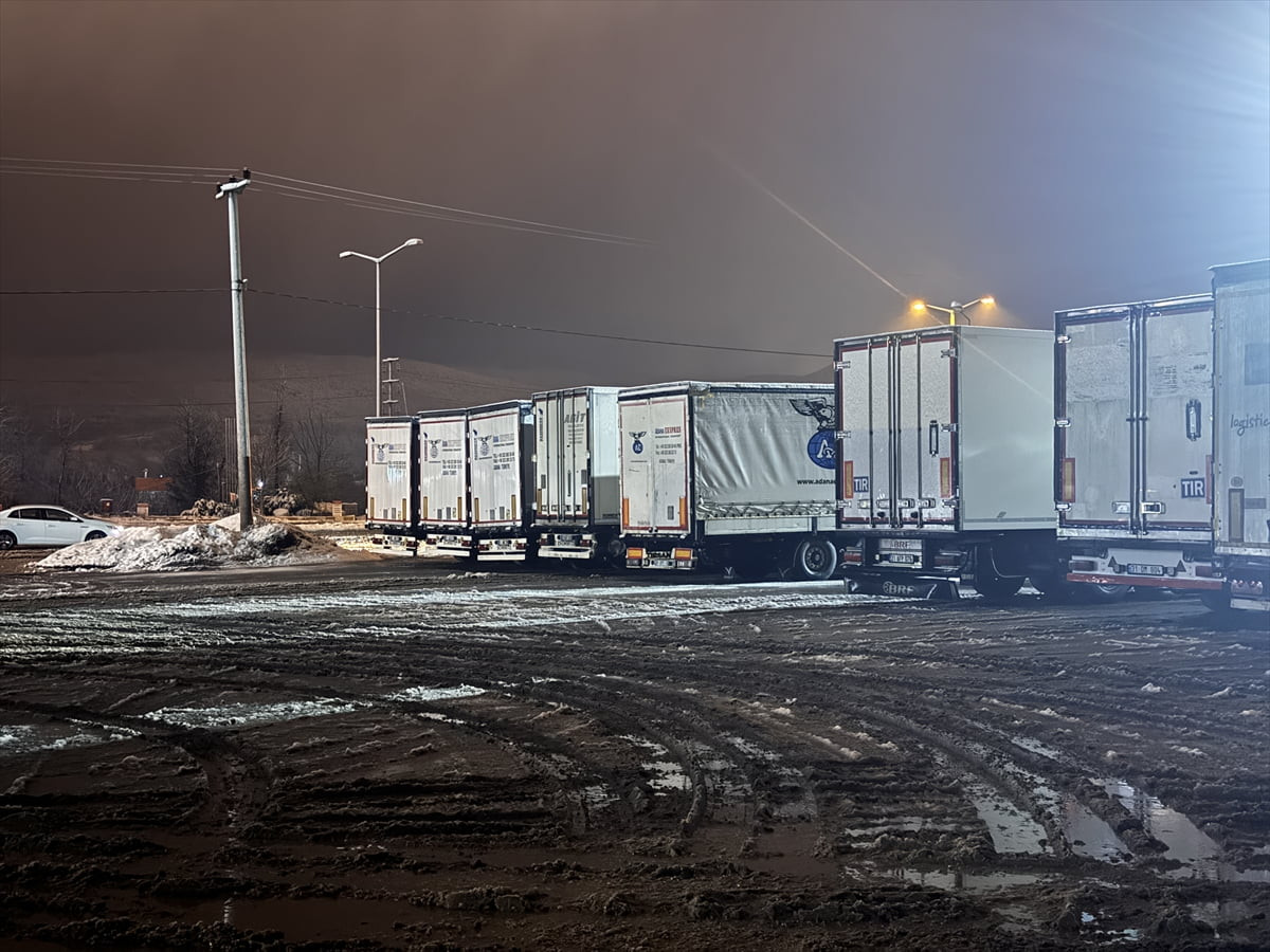 D-100 kara yolunun Bolu Dağı kesiminde, kar yağışının etkisini artırması nedeniyle ağır tonajlı...