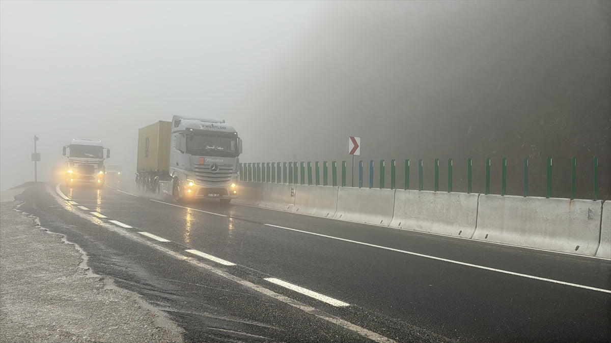 D-100 kara yolunun Bolu Dağı kesiminde sağanak ve sis etkisini gösterdi.