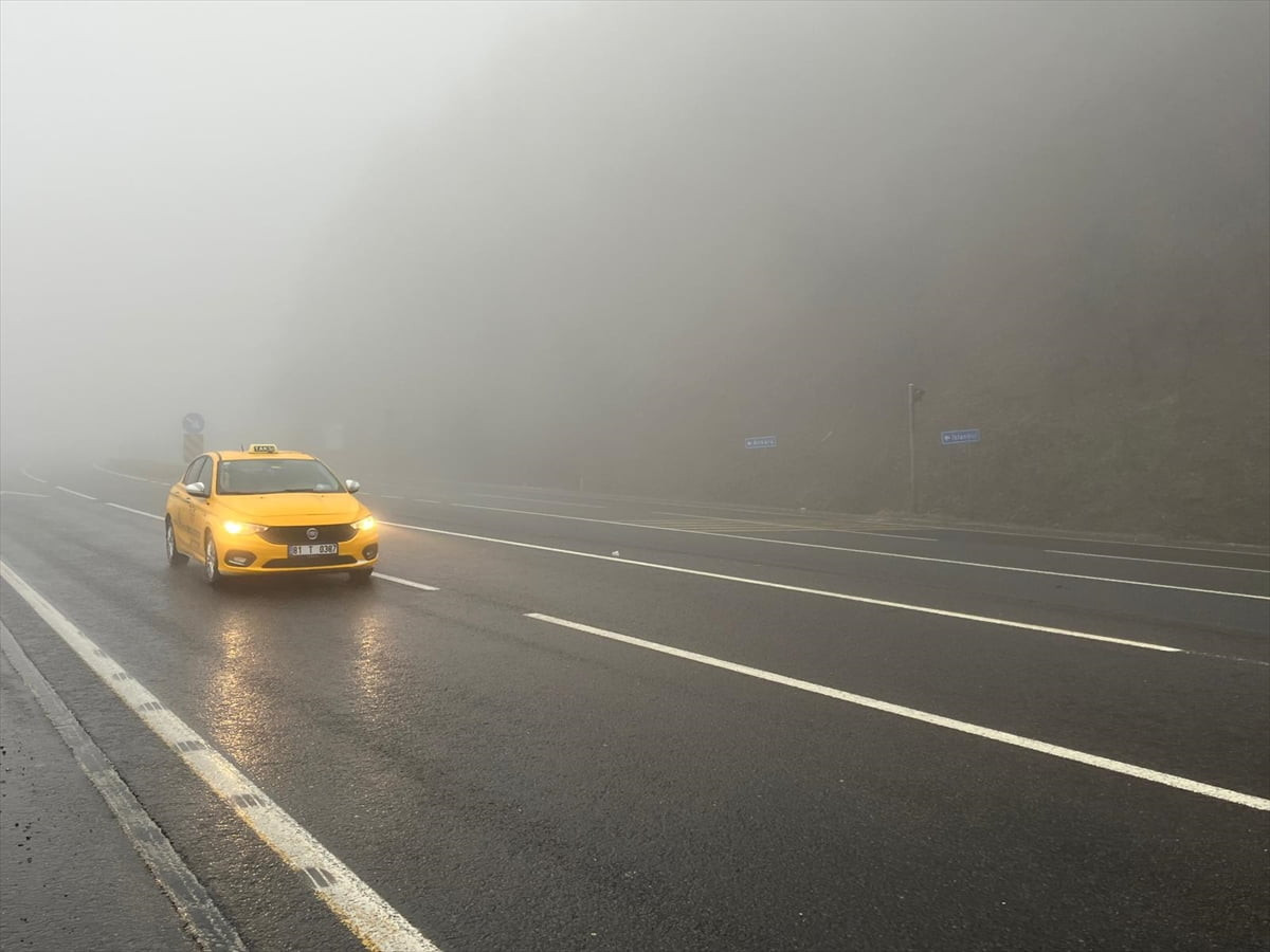 D-100 kara yolunun Bolu Dağı kesiminde sağanak ve sis etkisini gösterdi.