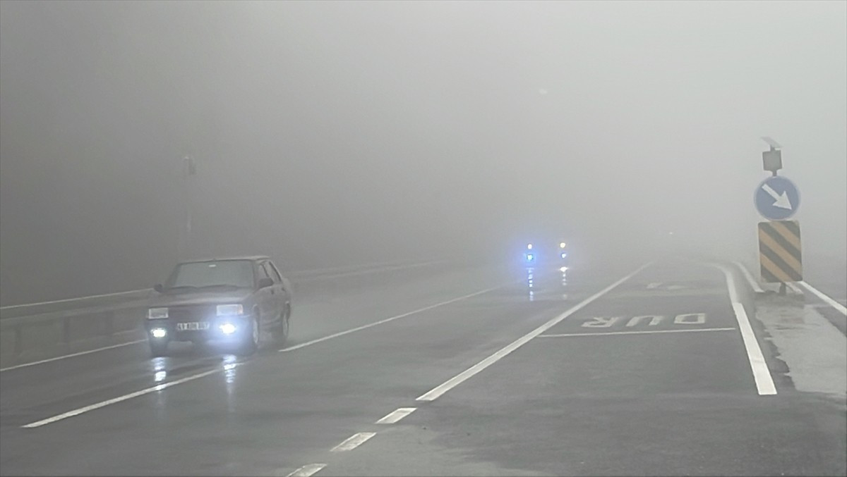 D-100 kara yolunun Bolu Dağı kesiminde sağanak ve sis etkisini gösterdi. Bölgeden geçen sürücüler...