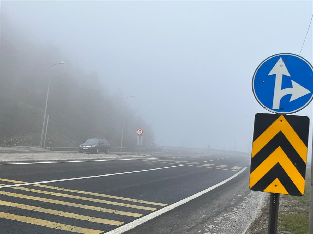 D-100 kara yolunun Bolu Dağı kesiminde sis görüş mesafesini düşürdü.