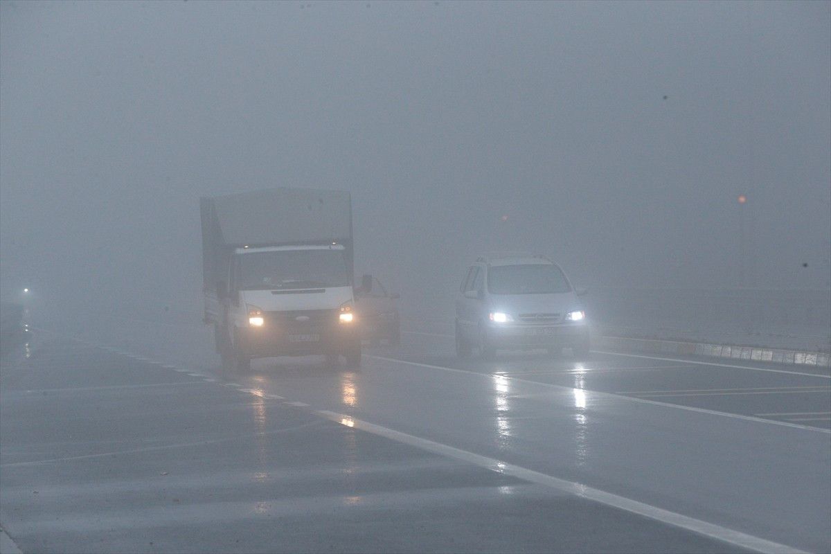 D-100 kara yolunun Bolu Dağı kesiminde sis ulaşımı olumsuz etkiledi.