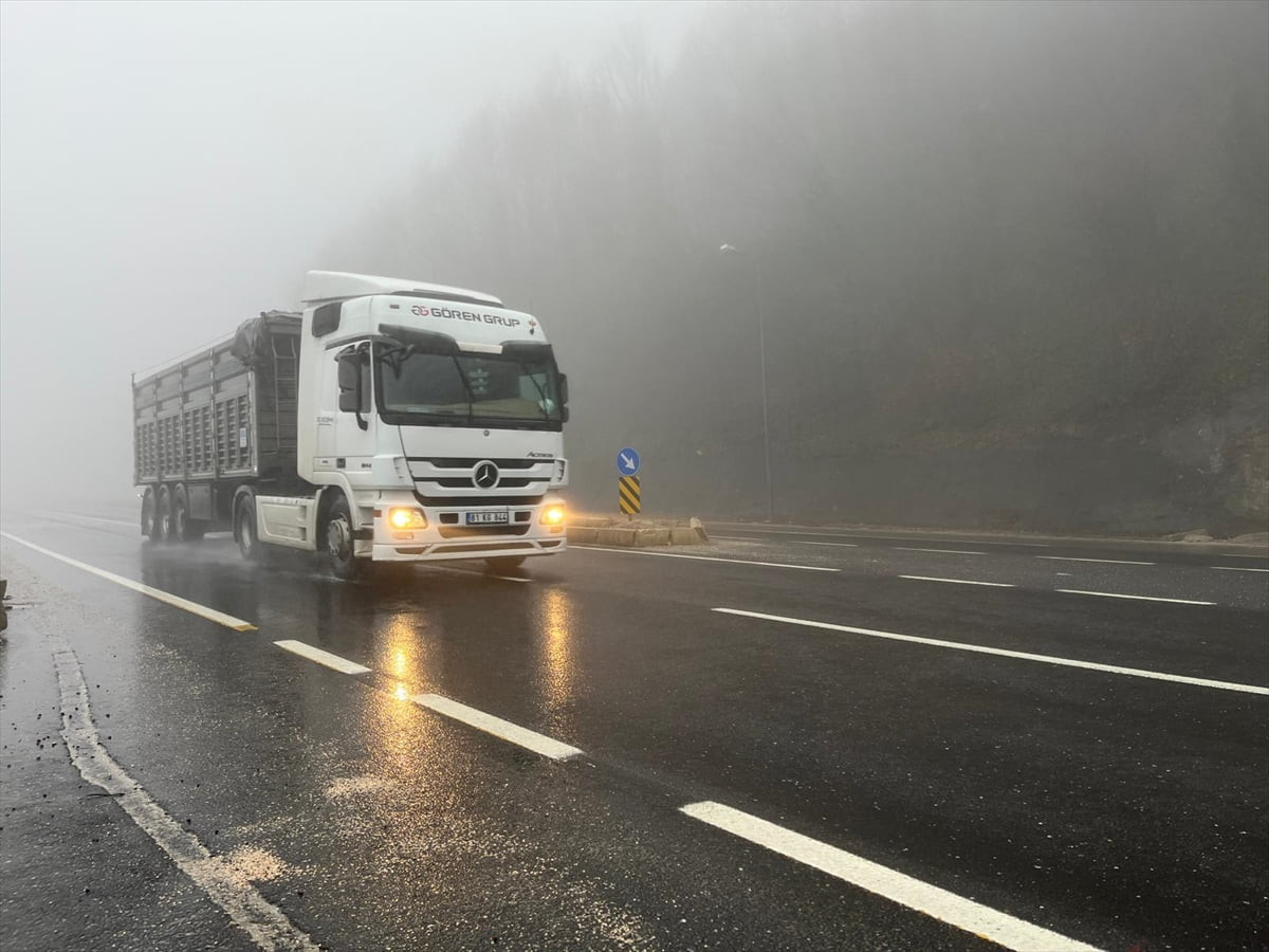 D-100 kara yolunun Bolu Dağı kesiminde sis ve sağanak ulaşımı etkiledi. Güzergahı kullanan...