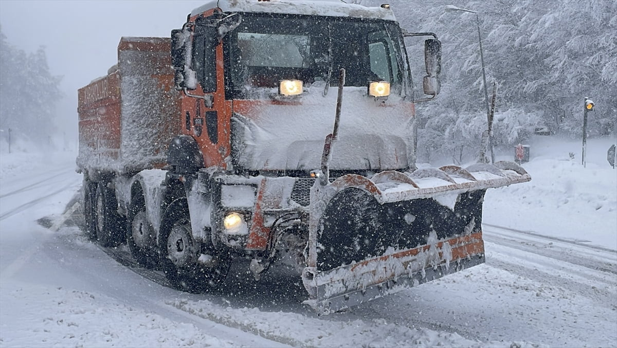 D-100 kara yolunun Bolu dağı kesiminde yoğun kar yağışı devam ediyor. Kara yolları ekipleri karla...