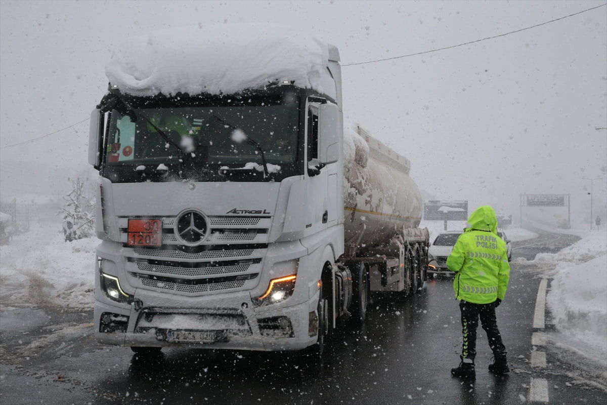 D-100 kara yolunun Bolu Dağı kesiminde yoğun kar yağışı sürüyor. Trafik ekipleri yolun ulaşıma...