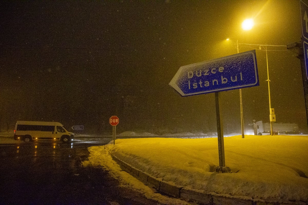 D-100 kara yolunun Bolu Dağı kesimine kar yağdı.