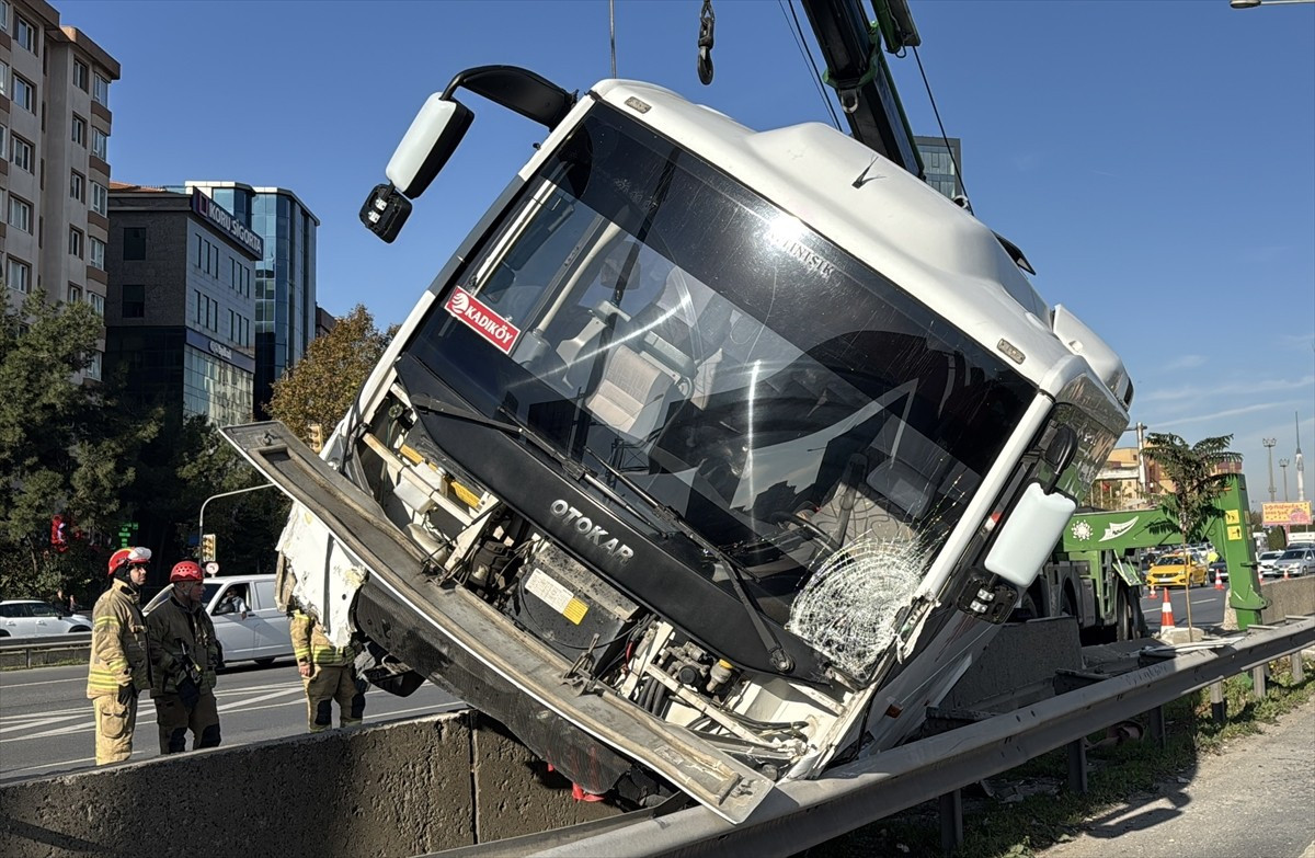 D-100 Karayolu'nun Ankara istikametinde ilerleyen M.U. idaresindeki 34 NYU 027 plakalı servis...