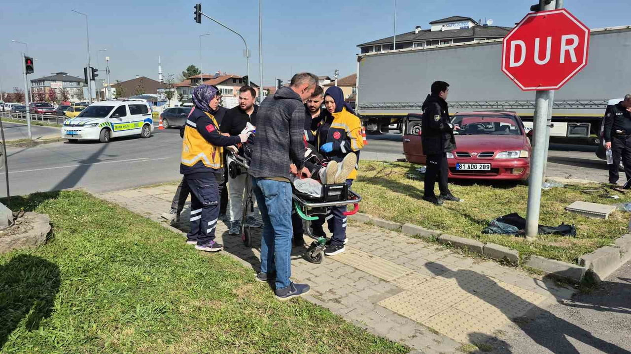 D-100 KARAYOLUNDA YAKALADIKLARI ŞÜPHELİYİ ADLİYEYE GÖTÜREN POLİS ARACI İLE OTOMOBİL ÇARPIŞTI....