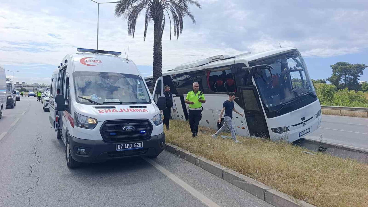 D-400 KARA YOLUNDA ŞEHİRLERARASI YOLCU OTOBÜSÜNÜN REFÜJE ÇIKARAK PALMİYE AĞACINA ÇARPMASI SONUCU...