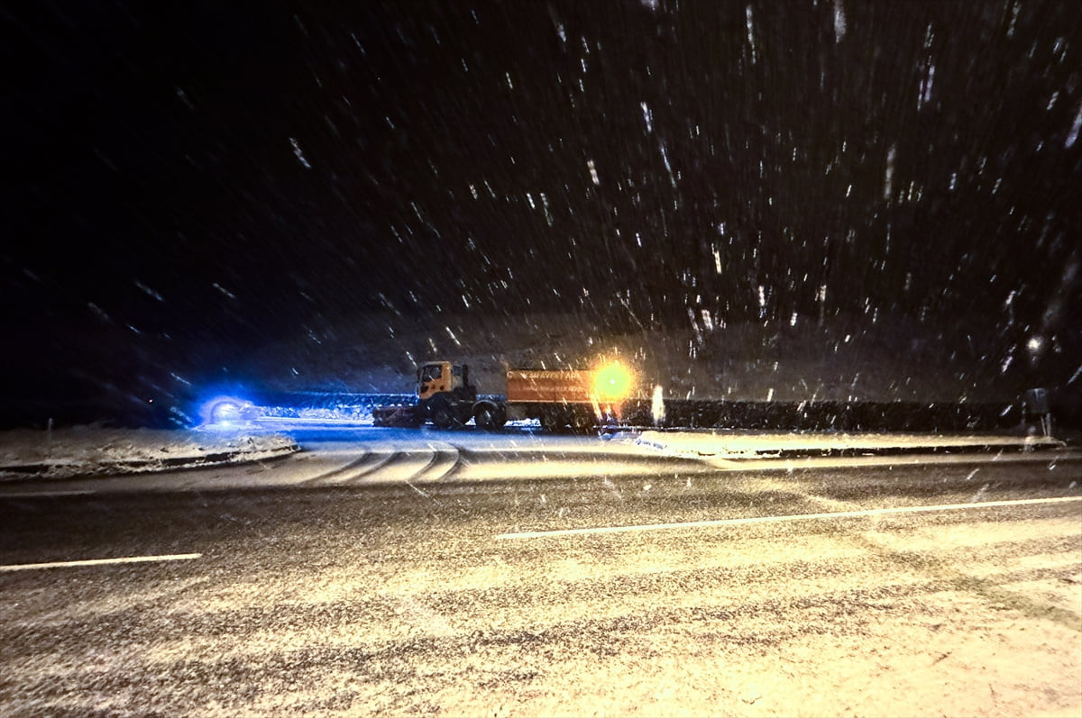 D-655 Batı Karadeniz Bağlantı Yolu'nun Düzce kesiminde kar yağışı etkisini gösterdi. Karayolları...